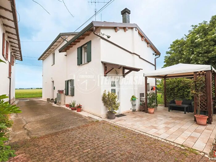 Casa con 5 locali in vendita in Via Fabbrerie, Imola