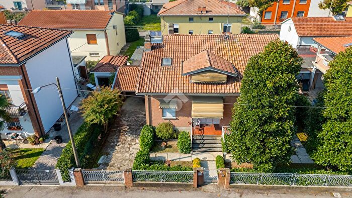 Casa quadrilocale in vendita in Via XXVII, Fabbrico