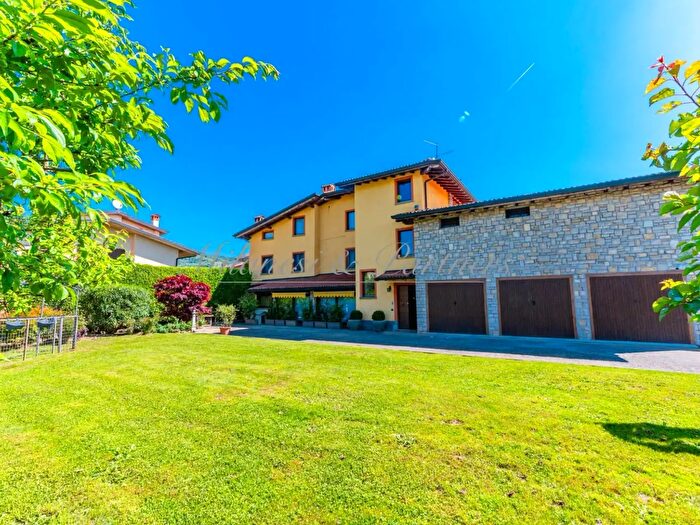 Casa con 8 locali in vendita in Via Dottor Leone Gregis, Grumello Del Monte