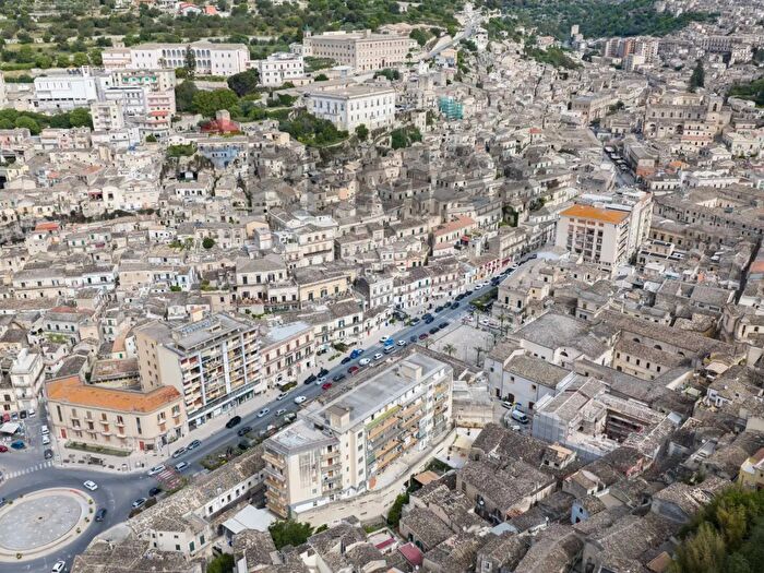 Appartamento con 6 locali in vendita in Corso Umberto I, Modica