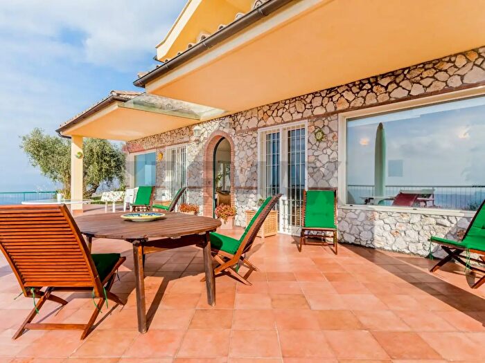 Casa con 8 locali in vendita in SantAngelo Romano