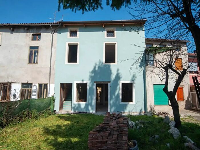 Casa con 5 locali in vendita in Via Lorenzoni, Montecchio Maggiore