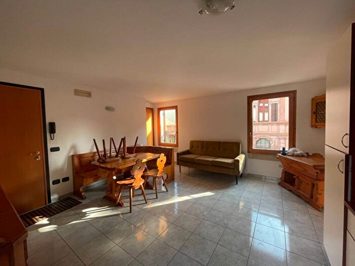 Appartamento bilocale in affitto in Via Centro, Borgo Roma, Verona