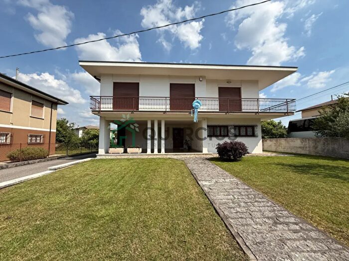 Casa con 9 locali in vendita in Viale Europa, Monteforte DAlpone