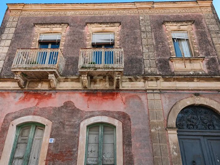 Casa con 10 locali in vendita in Via Roma, Viagrande
