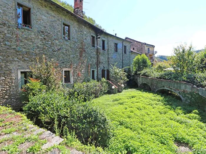 Casa con 8 locali in vendita in Ss Annunziata, Pontremoli