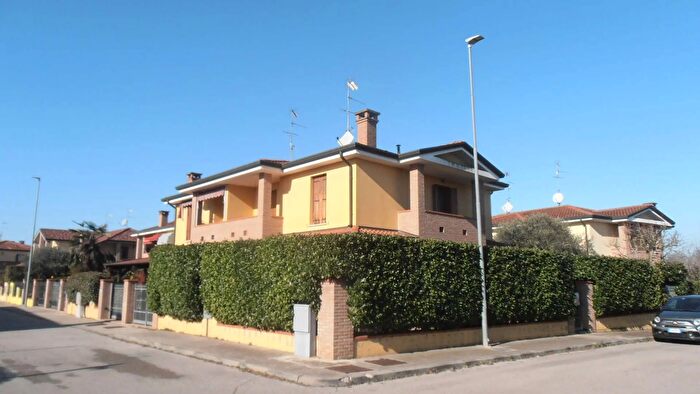 Casa con 5 locali in vendita in Via della Pace R, Occhiobello