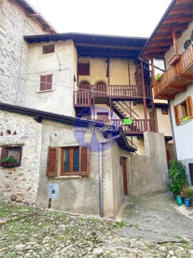 Casa trilocale in vendita in Via Fuipiano Centro San Giovanni Bianco Bg, San Giovanni Bianco