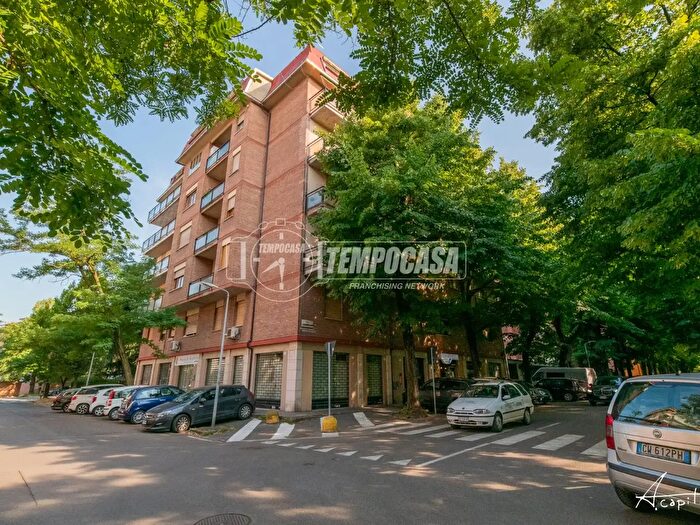 Appartamento trilocale in vendita in Via Crespellani, Modena