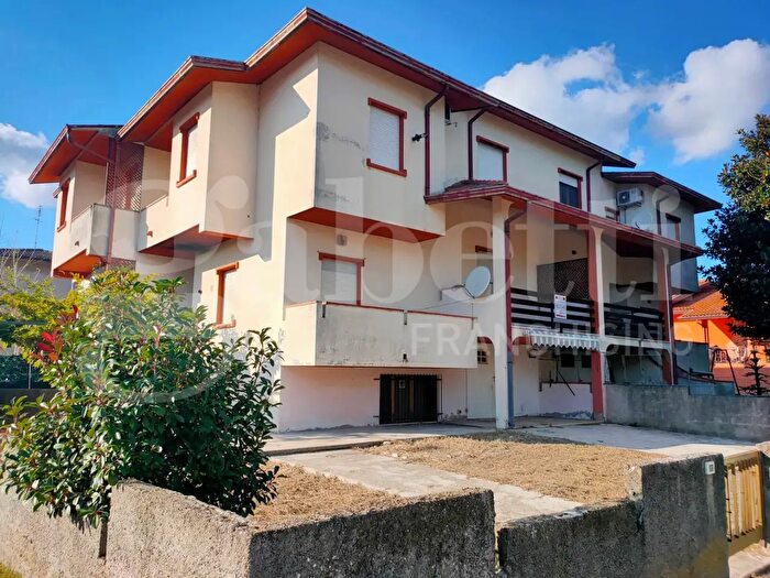 Casa con 8 locali in vendita in Mesola