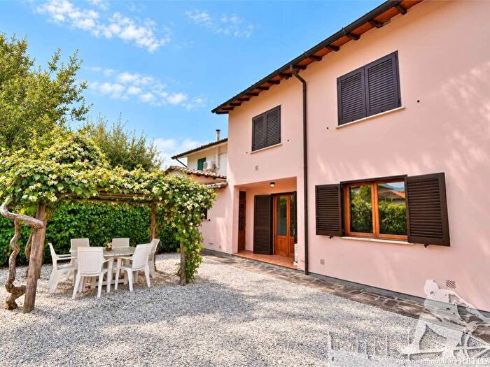 Casa quadrilocale in affitto in Caranna, Forte dei Marmi