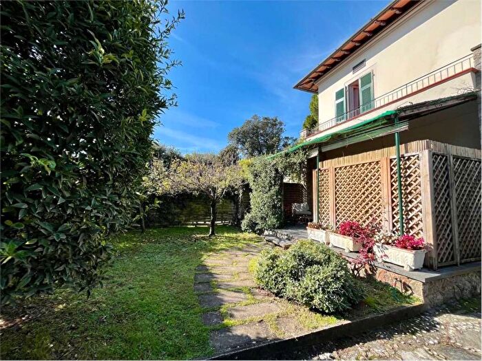 Casa con 6 locali in affitto in Via Carducci, Centro, Forte dei Marmi