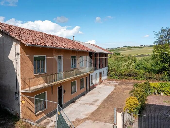 Casa con 6 locali in vendita in Frazione Sant'Antonio, Cherasco