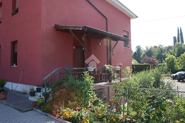 Casa con 9 locali in vendita in Via Paradiso di Sotto, Peschiera Del Garda