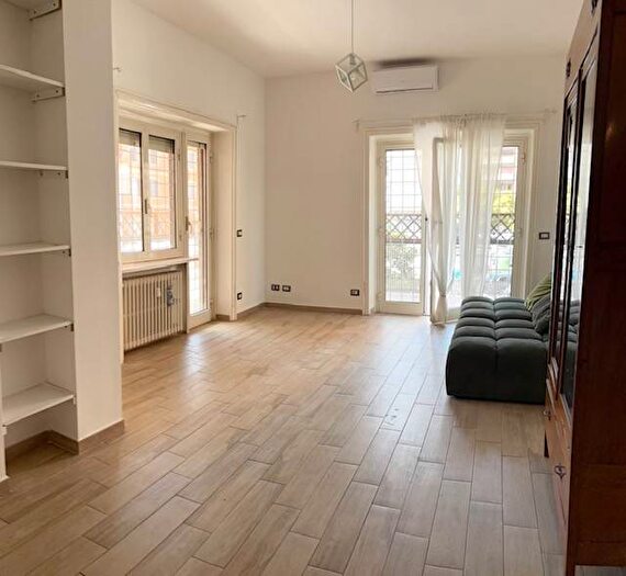 Appartamento quadrilocale in affitto in Via Luigi Cibrario, Appio Latino, Roma