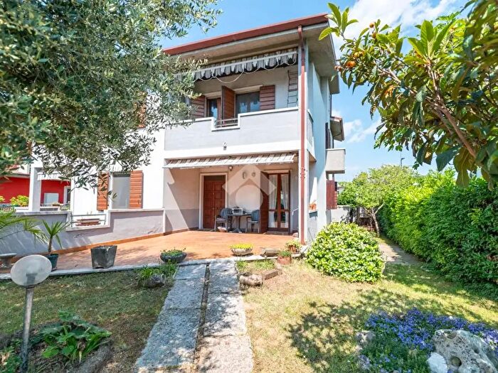 Casa quadrilocale in vendita in Via Frassini, Villafranca Di Verona