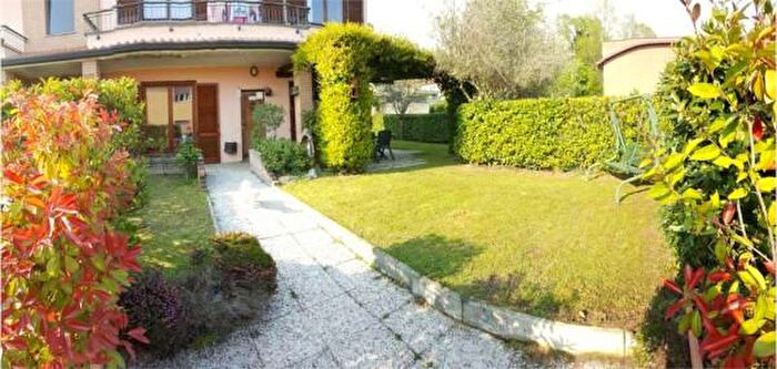 Appartamento con 6 locali in vendita in Capiago Intimiano