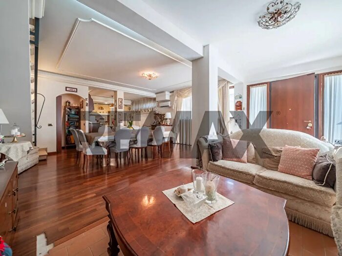 Casa con 6 locali in vendita in Via Larino, Roma