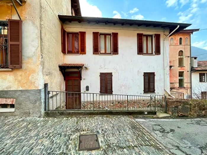 Casa trilocale in vendita in Via Tabacchi, Valganna