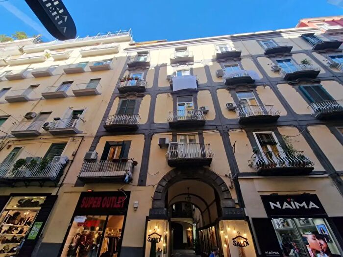 Appartamento quadrilocale in affitto in Via Chiaia, Napoli