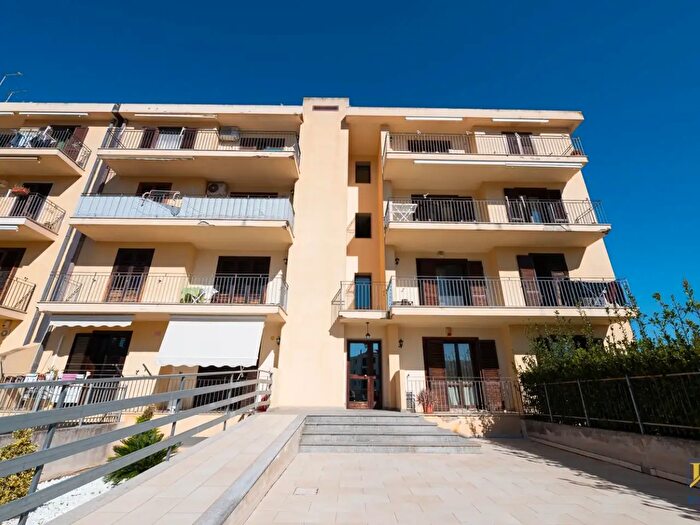 Appartamento con 6 locali in vendita in Via Feliciano Rossitto, Comiso