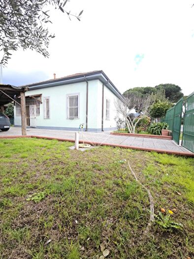 Casa con 10 locali in vendita in Carrara