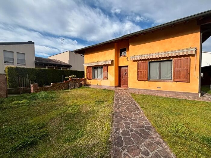 Casa con 6 locali in vendita in Via degli Orti, Mantova