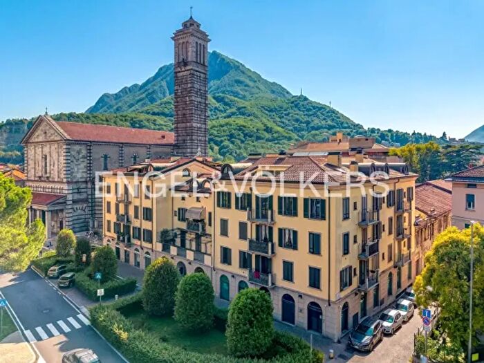 Appartamento trilocale in vendita in Piazza Alessandro Manzoni, Lecco