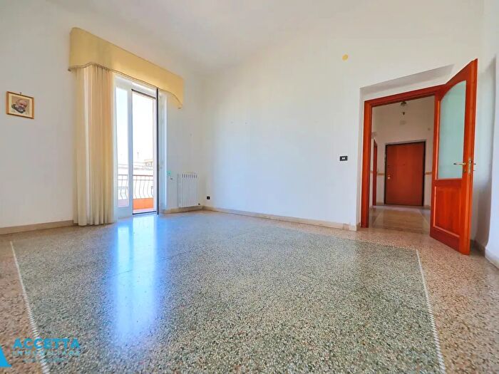 Appartamento quadrilocale in vendita in Via Icco, Taranto