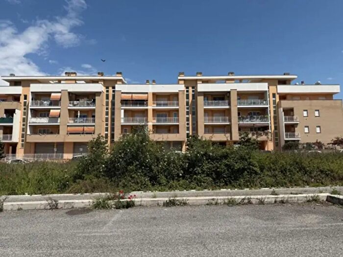 Appartamento trilocale in vendita in Via Raffaello Liberti, Roma