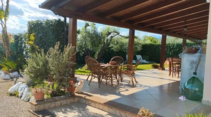 Casa con 7 locali in vendita in Via Diversivo Acquchiara Fondi SemiCentro, Fondi