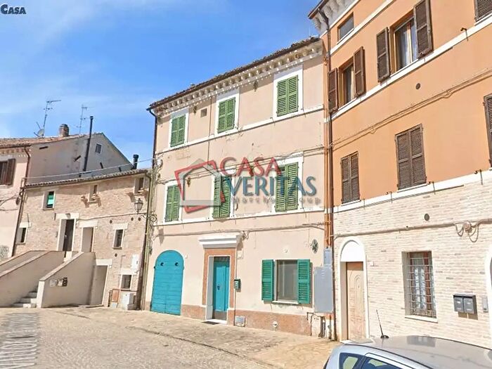 Casa con 6 locali in vendita in Piazza Vittorio Veneto, Camerata Picena