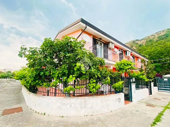 Casa trilocale in vendita in Contrada Miccisi, San Lucido