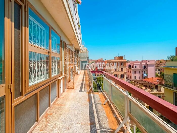 Appartamento trilocale in vendita in Via Pandosia, Roma