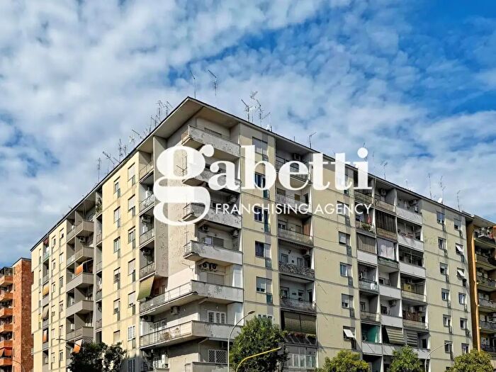 Appartamento trilocale in vendita in Via Tor De Schiavi, Roma