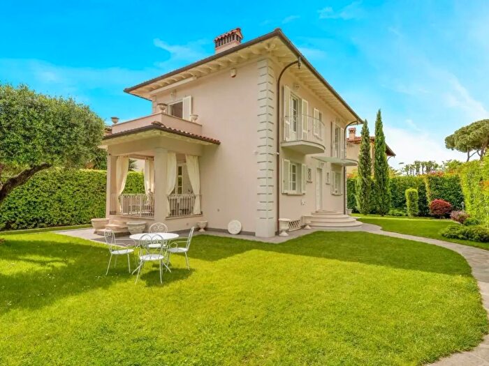 Casa con 8 locali in affitto in Pietrasanta