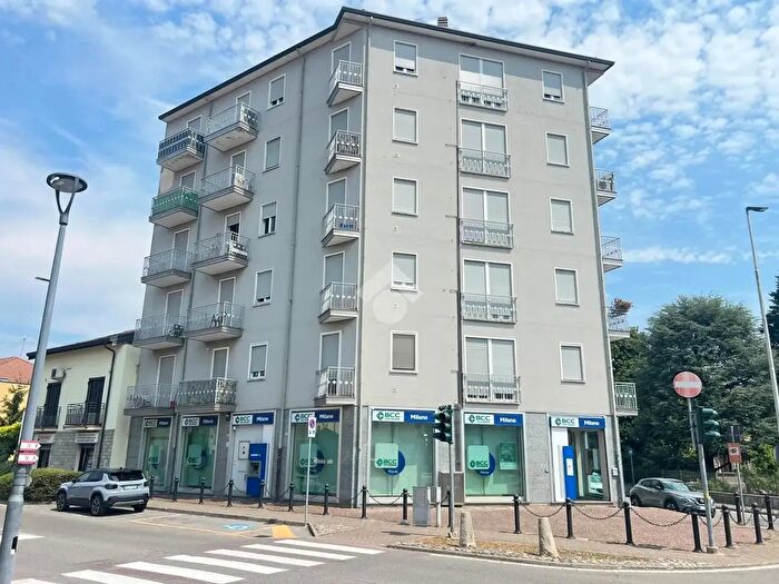 Appartamento trilocale in vendita in Via Stazione, Usmate Velate