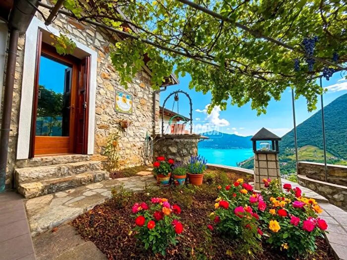 Casa con 7 locali in vendita in Via Calchere, Tavernola Bergamasca