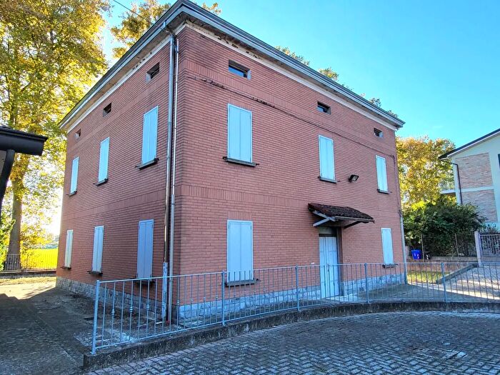 Casa con 9 locali in vendita in Strada Cornazzano, Sissa Trecasali