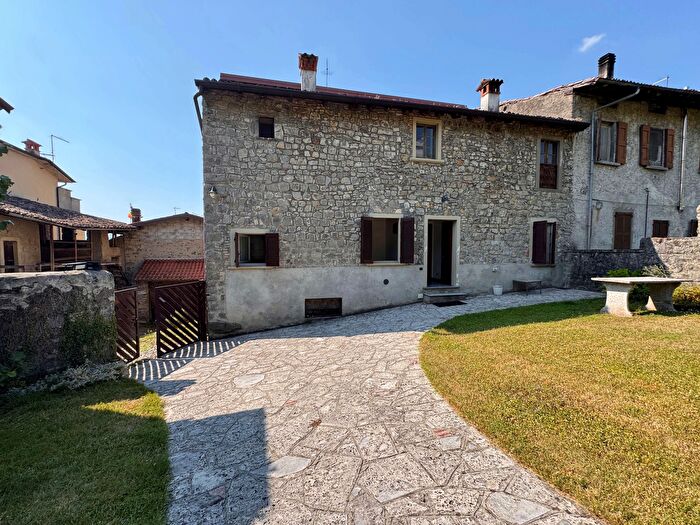 Casa con 8 locali in vendita in Via Fantoni, Solto Collina