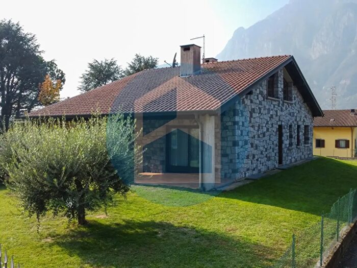 Casa con 9 locali in vendita in Via Bicher Sacca Esine Bs, Esine