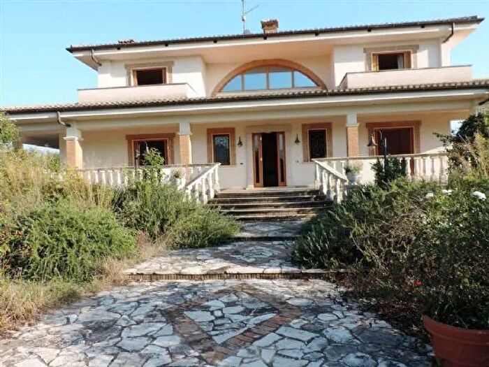 Casa con 10 locali in vendita in Fondi