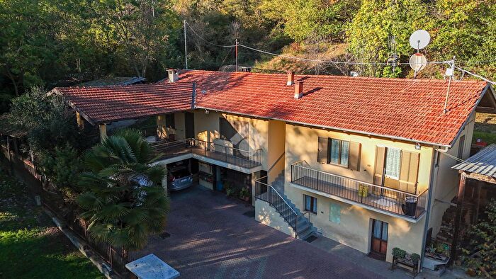 Casa con 6 locali in vendita in Via Antica del Castello, Revello