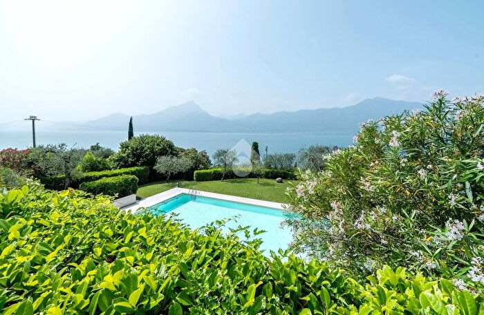 Appartamento quadrilocale in vendita in Via Alessandro Manzoni, Torri Del Benaco