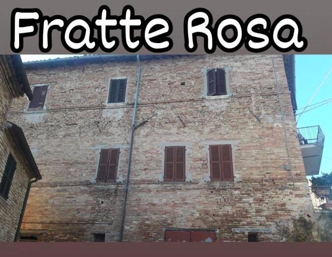 Casa con 9 locali in vendita in Via Carducci, Fratte Rosa