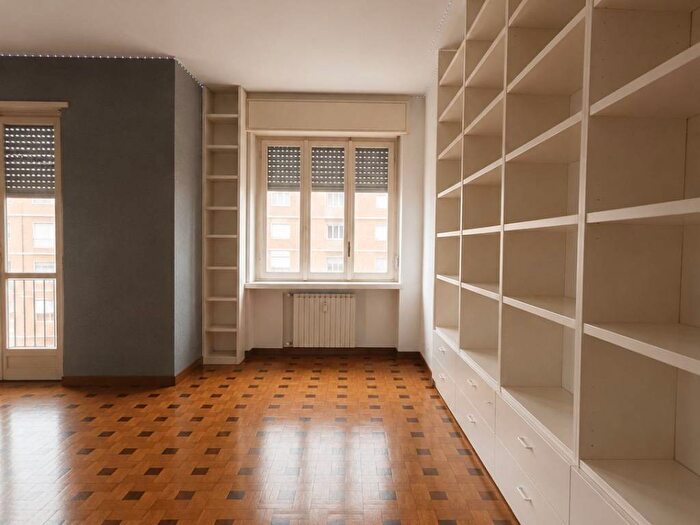 Appartamento trilocale in affitto in Corso Re Umberto, Crocetta, Torino