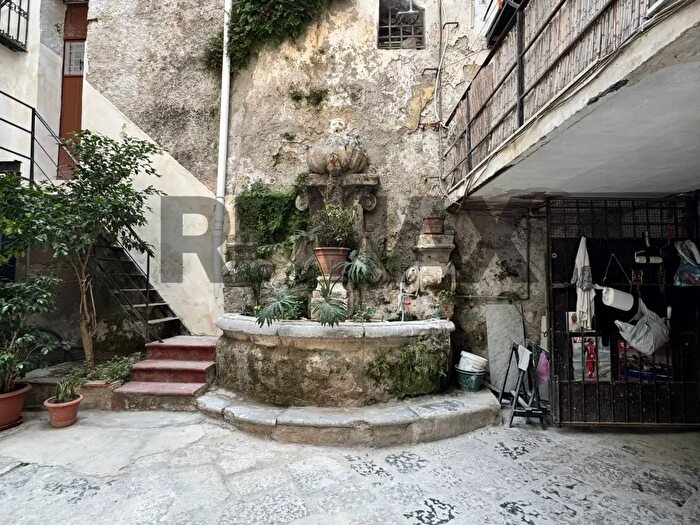 Appartamento trilocale in affitto in Via Vittorio Emanuele, Palermo