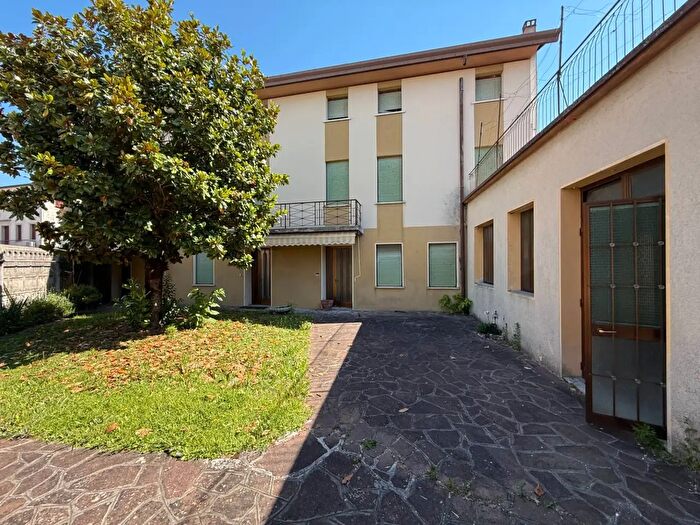 Casa con 8 locali in vendita in Via Luigi Cadorna, Cordignano