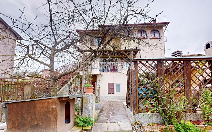 Casa con 9 locali in vendita in Via Porrettana, Gaggio Montano