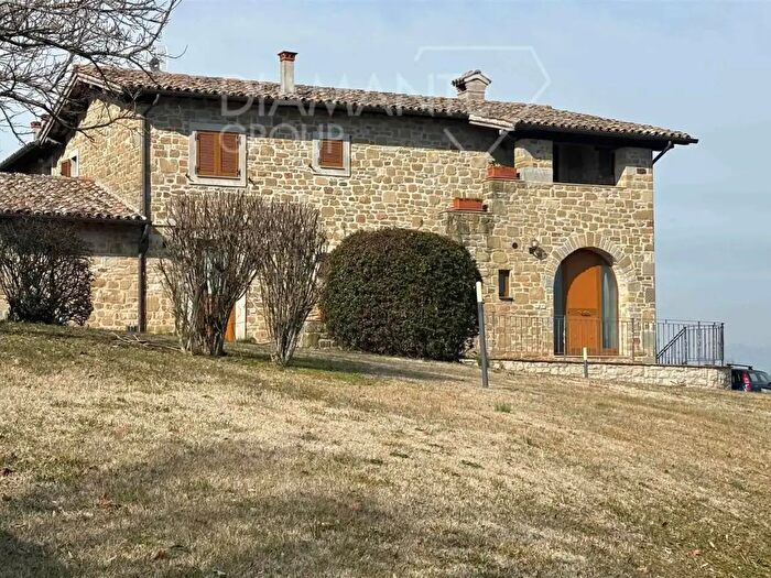 Casa con 11 locali in vendita in Gubbio